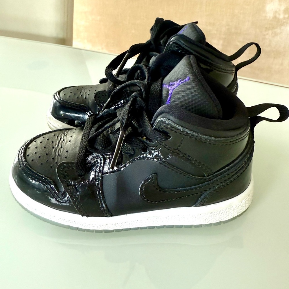 Jordan 1 Mid SE toddler boys Sneakers Size 8c. Black with White Soles